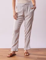 Pantalón de lino color gris claro, marca Cable & Gauge. Tiene pretina ancha elastizada con lazo de ajuste, bolsillos delanteros y ruedo con botamanga.