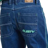 Pantalón de jean azul con corte recto y detalles de costuras en verde a los costados.