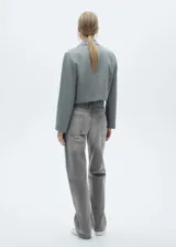 Pantalón de jean gris, de corte recto, tiro medio, con cierre de cremallera y botón, trabillas, dos bolsillos delanteros, bolsillo portamonedas y dos bolsillos de parche en la parte posterior.