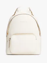 Mochila Tommy Hilfiger color blanco con detalles en dorado. Tiene un compartimento principal con cierre de cremallera, un bolsillo frontal con cierre, asa superior y correas ajustables.