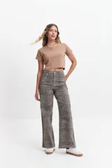 Pantalón de jean azul oscuro, corte wide leg y tiro alto.