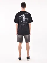 Remera negra de corte oversized con estampado de una patineta en el pecho.