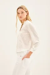 Camisa blanca de mangas largas con delantero en broderie de algodón y espalda en jersey.
