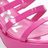 Sandalias de plataforma fucsia charol con tiras finas y hebilla al tobillo.