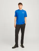 Camiseta azul de manga corta y cuello redondo con logo de Jack & Jones estampado en el pecho.