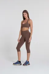 Calza pescador marrón de tiro alto, corte ajustado y largo hasta la mitad de la pantorrilla.