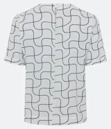 Blusa blanca estampada con líneas geométricas negras, de mangas cortas con dobladillo, cuello redondo y abertura en la espalda con botón.