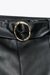 Falda midi de cuero sintético color negro, de tiro alto, corte evasé y cinturón con hebilla dorada.