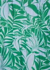 Mono largo con estampado floral en tonos verdes y celestes, de tirantes finos, cuello redondo y corte recto.