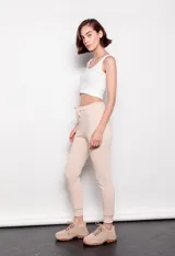 Pantalón de jogging color beige con puños elásticos, bolsillos laterales y cordón ajustable en la cintura.