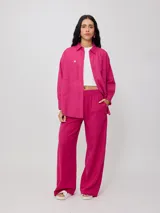 Pantalón fucsia de corte palazzo, con cintura elastizada.