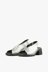 Sandalias plateadas de cuero con diseño slingback, puntera abierta y tacón cuadrado bajo color negro.