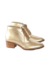 Botines acordonados de cuero dorado metalizado con tacón bloque de 6 cm y cordones marrones.