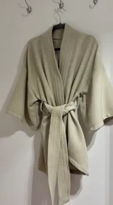 Kimono color beige con cuello mao y pretina ajustable y desmontable.