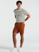 Remera de hombre Original Penguin con diseño de rayas horizontales blancas y azul marino, confeccionada en tejido de punto jersey de algodón orgánico. Presenta cuello redondo acanalado y logo bordado en el pecho.