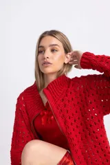 Campera color crudo tejida a crochet en algodón, con cuello alto y cierre frontal con cremallera.