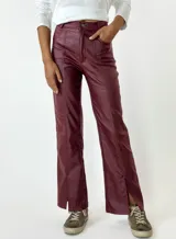 Pantalón de vestir azul con corte recto, bolsillos laterales y aberturas en el ruedo.