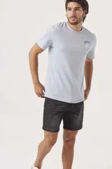 Bermuda de jean negra con efecto lavado.