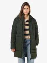 Campera acolchada verde oscuro con capucha, cierre frontal con cremallera y bolsillos laterales.