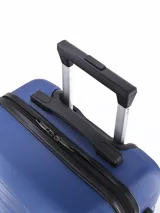 Valija rígida azul con diseño de líneas horizontales, cuatro ruedas dobles, manija retráctil superior y lateral, y candado de seguridad integrado.