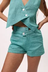 Short de vestir color celeste, de corte sastrero.