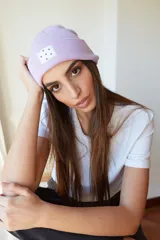 Gorro de lana negro con parche blanco con triángulos negros.