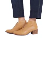 Botines color camel texturizado de cuero vacuno, con cordones frontales y tacón bloque de madera clara de 6 cm.