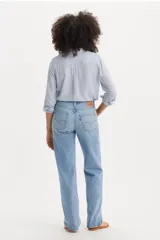 Pantalón de jean celeste de corte recto y tiro alto.