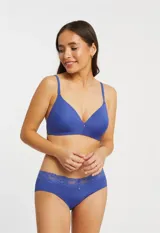 Soutien de lycra sin aro y copa formada, marca Montelle. Color violeta. Abrocha detrás en tres posiciones.