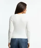 Sweater azul marino de punto con textura de ondas, cuello redondo y mangas largas.