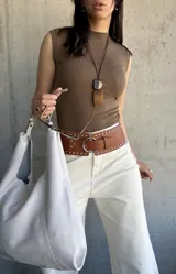 Musculosa verde de algodón con cuello redondo y sisas amplias.