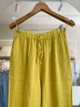 Pantalón palazzo blanco de lino, con cintura elástica.