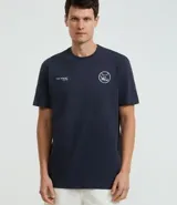 Remera azul marino de algodón con cuello redondo y manga corta. Estampa localizada en el frente con temática resort club y silla de playa.