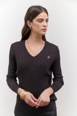 Sweater de punto marrón con escote en V y mangas largas.