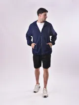 Campera azul marino con capucha y cierre frontal.