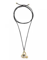 Colgante largo con cordón negro efecto seda y dije de corazón dorado con cristal negro en el centro.