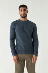 Sweater de punto color azul marino, con fit slim, cuello redondo y mangas largas.