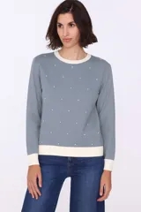 Sweater color visón con pintitas blancas, cuello redondo y puños y ruedo acanalados en color crema.
