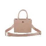 Cartera chica de mano color rosa nude, con correa larga extraíble con logo de la marca.