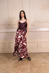 Falda larga acampanada con estampado abstracto en blanco y negro, y lazo en la cintura.