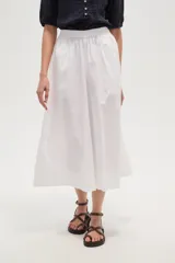 Pantalón blanco de algodón, corte ancho, tiro medio y cintura elastizada.