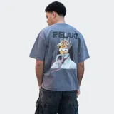 Remera gris de algodón, corte holgado y manga corta.