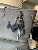 Charm para cartera o llavero con dije de perro salchicha de ecocuero, dije de chocolate y cordones decorativos.