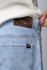 Jean negro de corte mom oversize.