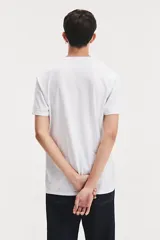 Remera blanca de algodón con cuello redondo y estampado frontal con el logo de Levi Strauss & Co. en degradé de rojo a azul.