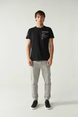Pantalón de jogging gris con puños y logo estampado.