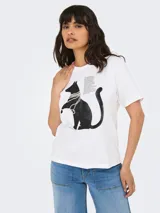 Remera blanca de algodón orgánico con cuello redondo y mangas cortas. Estampado frontal de un gato negro con collares de perlas y texto.