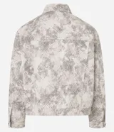 Campera masculina de corte boxy confeccionada en sarga de algodón con estampa abstracta en tonos grises. Posee cuello inglés, manga larga con puños abotonados, cierre frontal con botones y bolsillos delanteros.