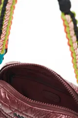 Bandolera negra de nylon matelassé con correa larga regulable y correa corta desmontable de cordones trenzados multicolores. Tiene cierre superior, bolsillo frontal con cierre, bolsillo trasero y dos bolsillos internos.