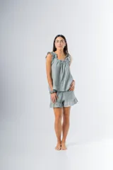 Conjunto de pijama de algodón estampado con flores, compuesto por una musculosa de escote recto con frunces y un short con elástico en la cintura y volados en el ruedo.